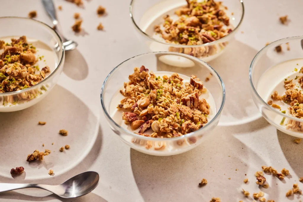 Cinamoninė Panna Cotta su riešutine granola