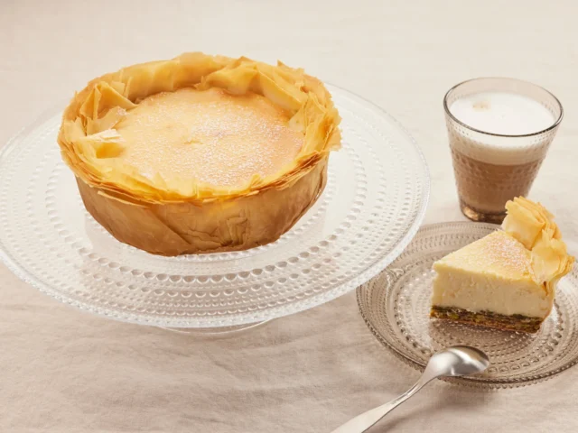 Baklava sūrio pyragas su pistacijomis