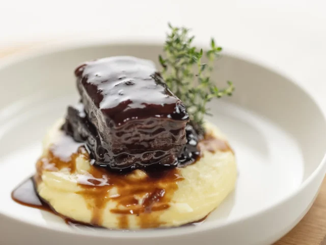 Ilgai troškinti glazūruoti jautienos šonkauliai