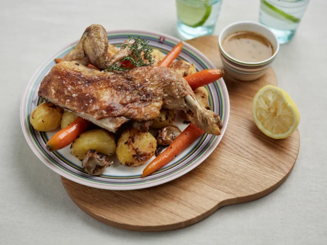 Keptas viščiukas su bulvėmis