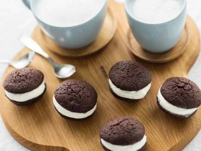 Šokoladiniai pyragaičiai su morenginiu kremu