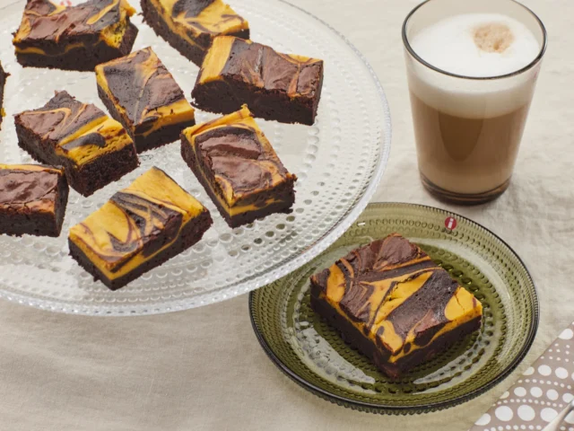 Šokoladinis brownie su moliūginiu sūrio kremu