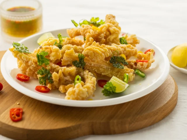 Traškūs kalmarai su saldžiarūgščiu mangų padažu